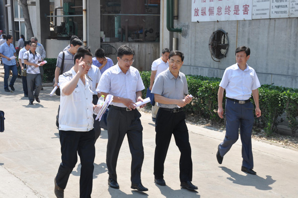 劉市長(zhǎng)視察德源化工公司廠區(qū)
