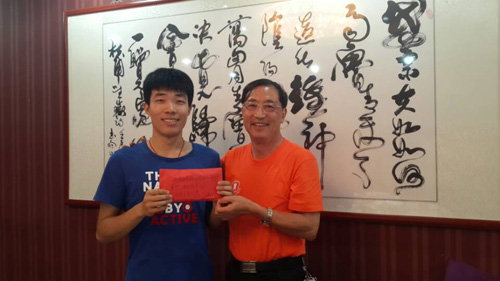 德源<a href='/huanyangshuzhi.shtml' class='keys' title='點擊查看關于環(huán)氧樹脂的相關信息' target='_blank'>環(huán)氧樹脂</a>公司董事長高考助學