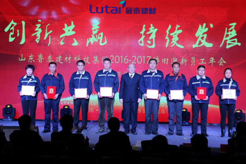 集團副總經理張洪江頒發(fā)2016年度科室獎