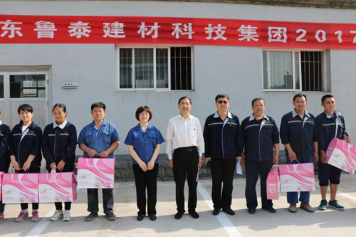集團(tuán)黨委書記、董事長(zhǎng)趙德存、總經(jīng)理劉玉魁、工會(huì)主席劉云霞向運(yùn)動(dòng)員頒發(fā)獎(jiǎng)品