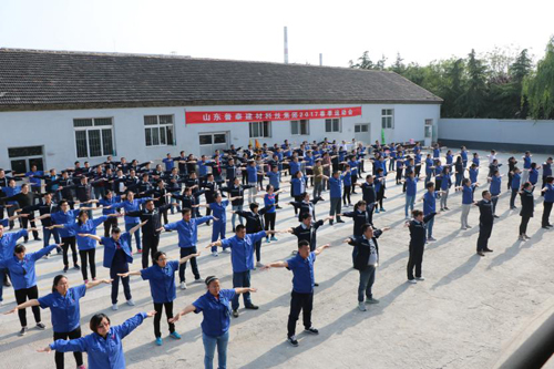 全體在場(chǎng)員工學(xué)習(xí)拉筋保健操